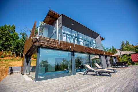 Facade/entrance, Balcony/Terrace