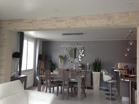 Appartement Standing 40 mètres Plage Terrasse et Garage avec wifi House in Brittany