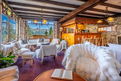 Living room, Lounge or bar, Mountain view