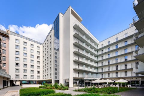 Property building, Day, Garden, Balcony/Terrace