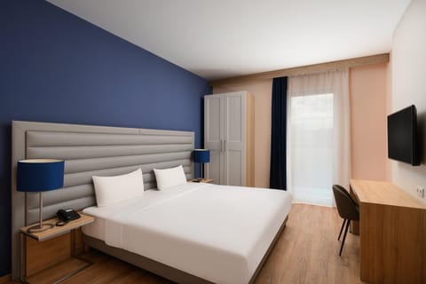 Bed, Day, TV and multimedia, Bedroom