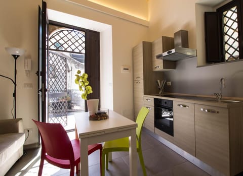 Kitchen or kitchenette, Dining area