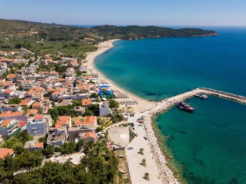 Nearby landmark, Off site, Neighbourhood, Natural landscape, Beach