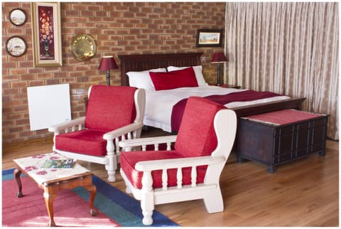 Photo of the whole room, Seating area, Family