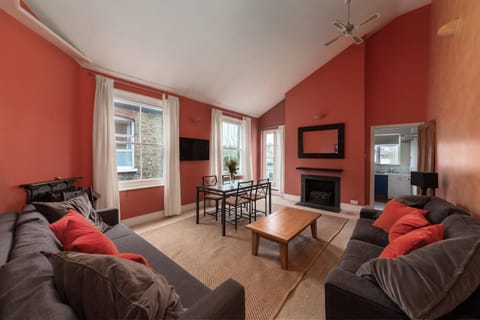 Communal lounge/ TV room, Coffee/tea facilities, Living room, Lounge or bar, Seating area, Dining area