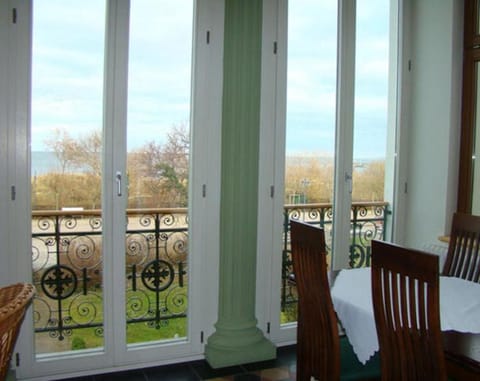 Photo of the whole room, Sea view