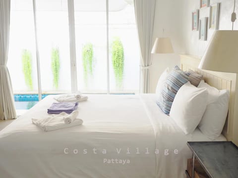 Bed, Bedroom, towels