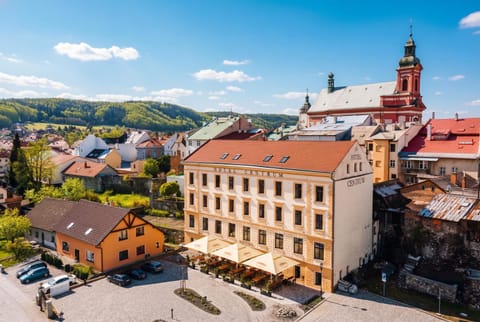 Property building, Day, Neighbourhood, Bird's eye view, Parking
