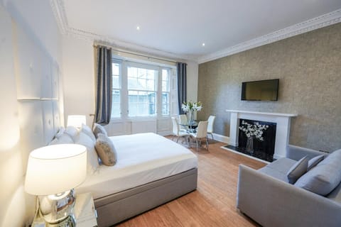 Bed, TV and multimedia, Seating area