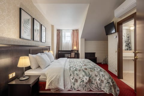 Bed, TV and multimedia, Photo of the whole room, Bedroom