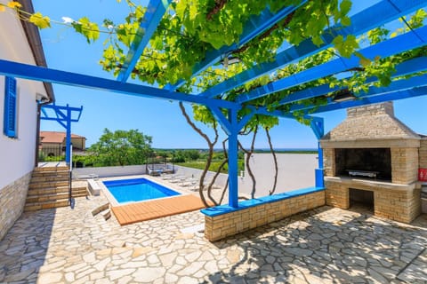 BBQ facilities, BBQ facilities, Pool view, Pool view, Sea view, Sea view, Swimming pool, Swimming pool, fireplace, kitchen