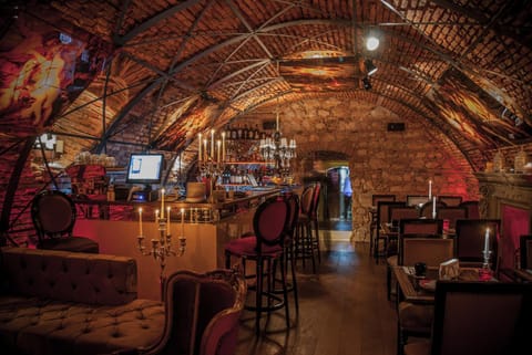 Restaurant/places to eat, Lounge or bar
