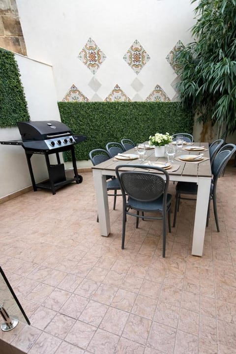 Patio, Day, BBQ facilities