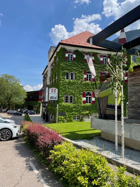 Property building, Restaurant/places to eat