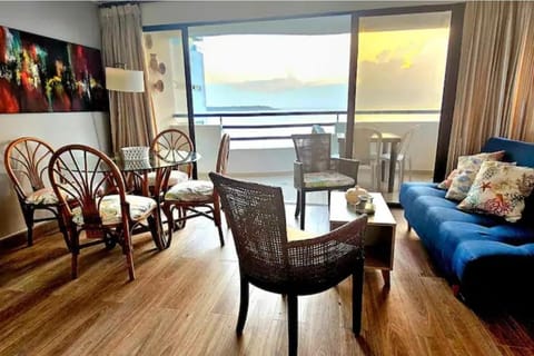 Natural landscape, Living room, Business facilities, Seating area, Dining area