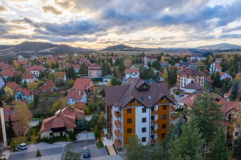 Property building, Staff, Facade/entrance, People, People, Neighbourhood, Natural landscape, Bird's eye view, Garden view, Landmark view, Mountain view, Street view, Supermarket/grocery shop, Family, Family