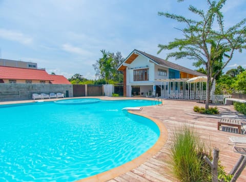 Property building, Day, Pool view, Swimming pool, sunbed