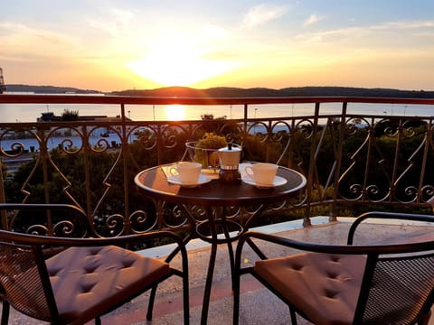 View (from property/room), Balcony/Terrace, Seating area, Sea view, Sunset