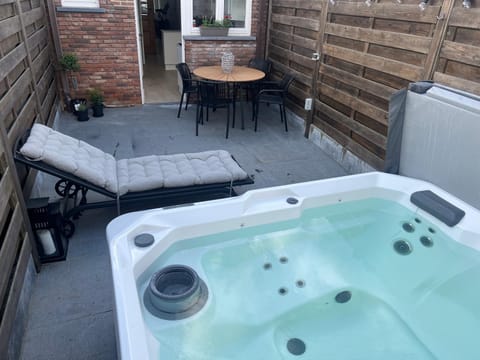 Hot Tub, Balcony/Terrace, Dining area