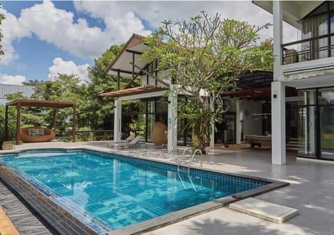 Property building, Patio, Day, Garden, Garden view, Pool view, Swimming pool, sunbed