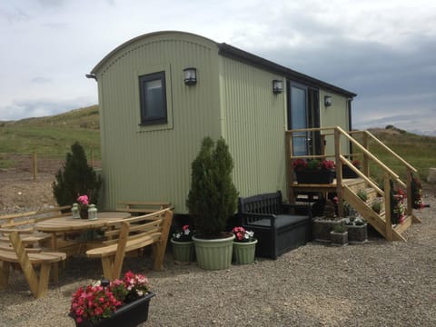 Facade/entrance, BBQ facilities, Garden, Balcony/Terrace, Mountain view