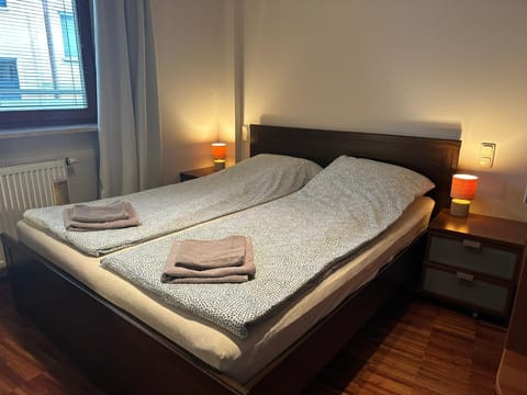Bed, Bedroom, towels