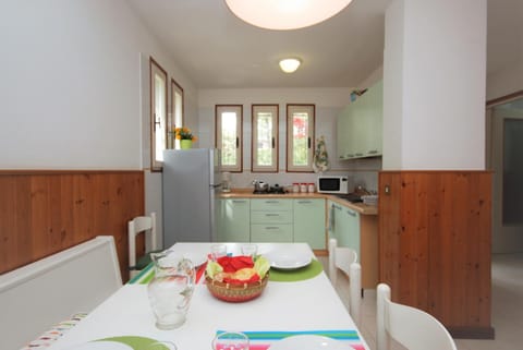 Kitchen or kitchenette, Dining area, minibar, stove