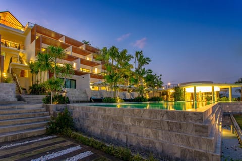 Facade/entrance, Swimming pool