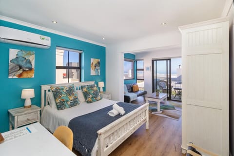 Bed, Photo of the whole room, Seating area, Bedroom, air conditioner