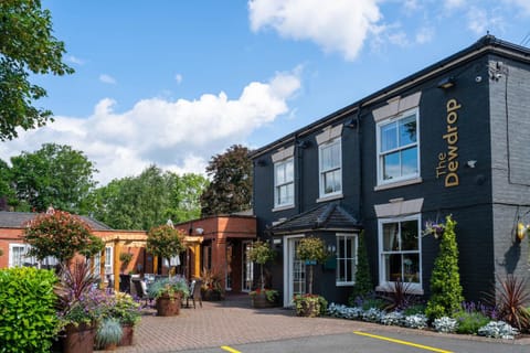 Property building, Restaurant/places to eat, Garden view, Street view