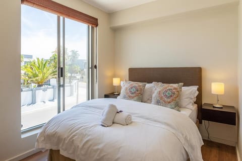 Bed, Bedroom, Street view