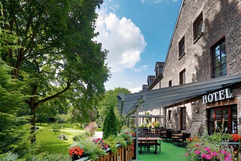 Property building, Facade/entrance, Garden, Balcony/Terrace