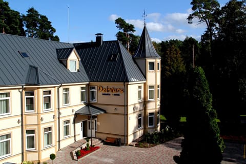 Facade/entrance