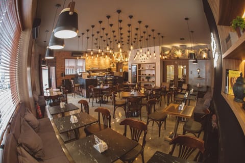 Restaurant/places to eat, Restaurant/places to eat, Banquet/Function facilities