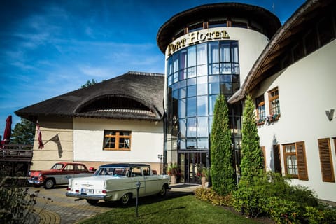 Facade/entrance