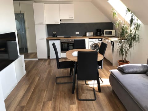 TV and multimedia, Kitchen or kitchenette, Living room, Seating area, Dining area, minibar, stove, toaster