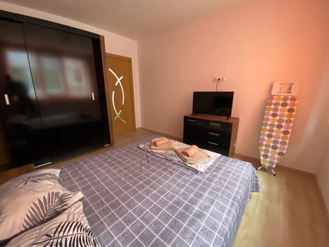 Bed, TV and multimedia, Photo of the whole room, Bedroom, wardrobe