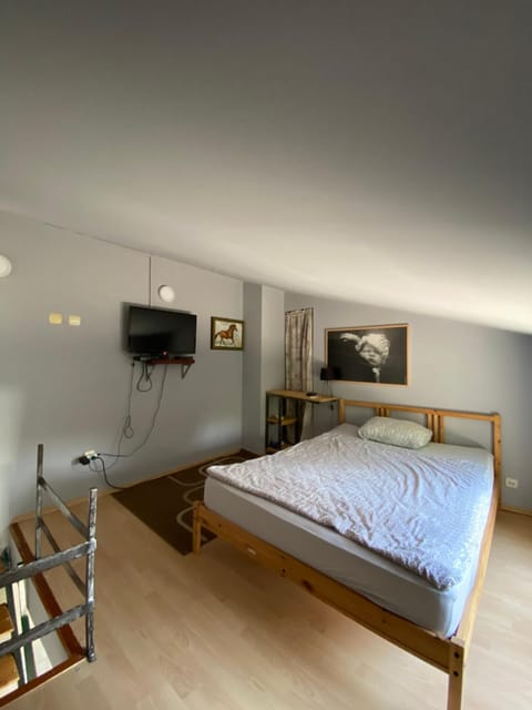 Bed, TV and multimedia, Bedroom