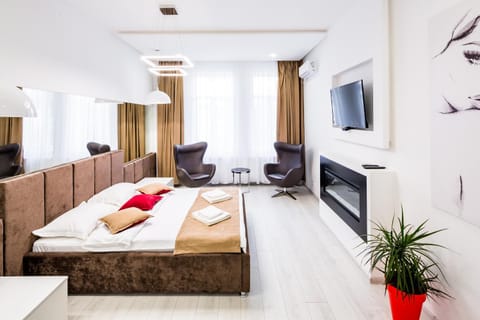 TV and multimedia, Seating area, Bedroom