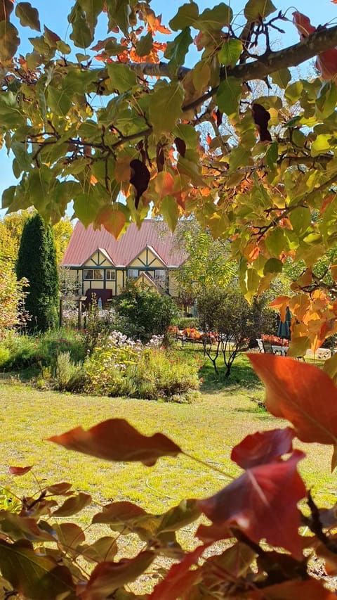 Property building, Facade/entrance, Garden, Lounge or bar, Autumn, Garden view, Mountain view, Area and facilities