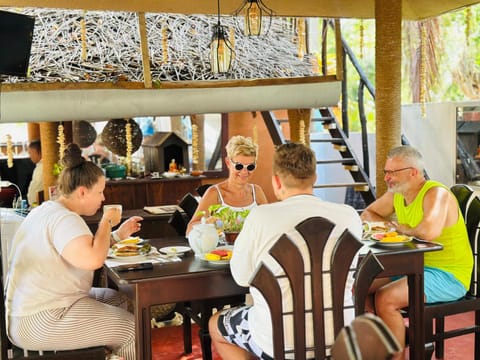 Restaurant/places to eat, Restaurant/places to eat, Day, People, Food and drinks, Banquet/Function facilities, Food, Guests, Lunch, Dinner, Drinks, group of guests
