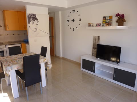 Staff, TV and multimedia, Dining area, Seasons, group of guests, Family