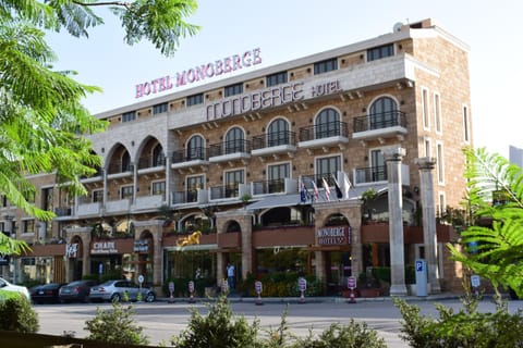 Restaurant/places to eat, Facade/entrance, Day, Fitness centre/facilities, Mountain view, Supermarket/grocery shop, Shopping Area