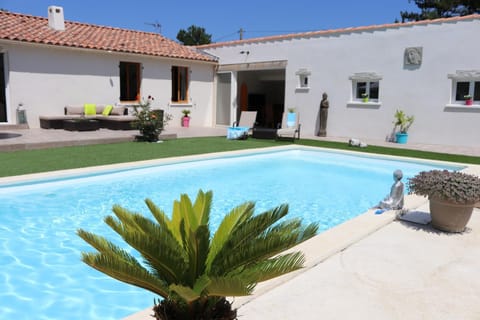 Area and facilities, Swimming pool