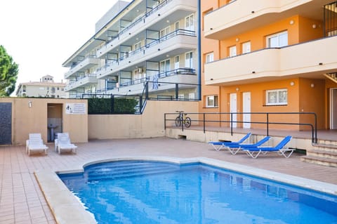 Swimming pool, sunbed
