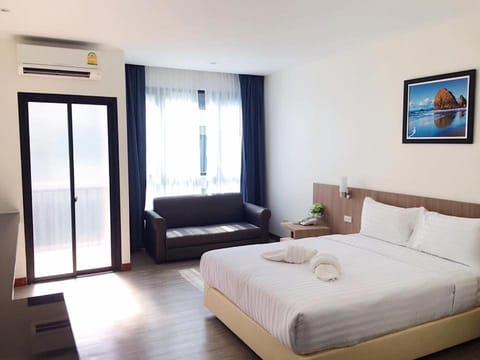 Photo of the whole room, Bedroom