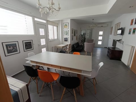 TV and multimedia, Living room, Seating area, Dining area