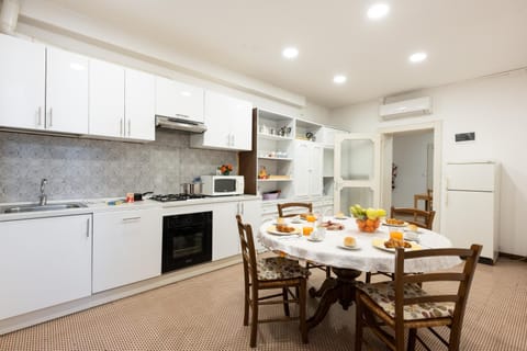 Kitchen or kitchenette, Dining area, Food, dishwasher, minibar, pet friendly, stove, toaster