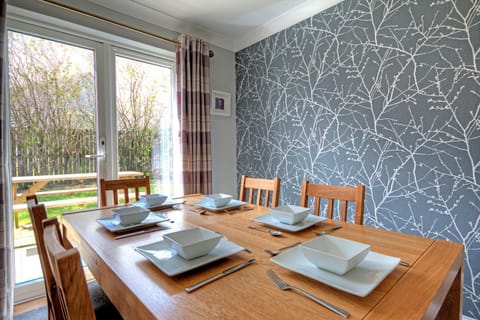 Photo of the whole room, Dining area