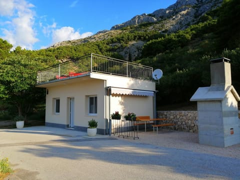 Facade/entrance, BBQ facilities, Balcony/Terrace